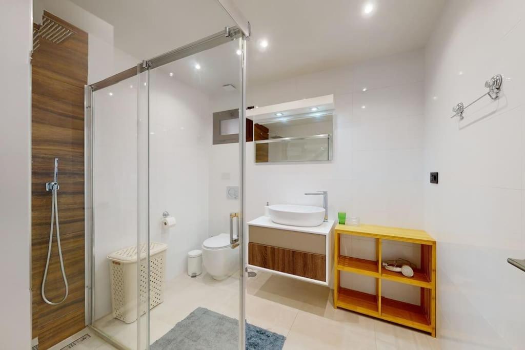 Apartman S Vlastnim Bazenem โอริอุเอลา ภายนอก รูปภาพ