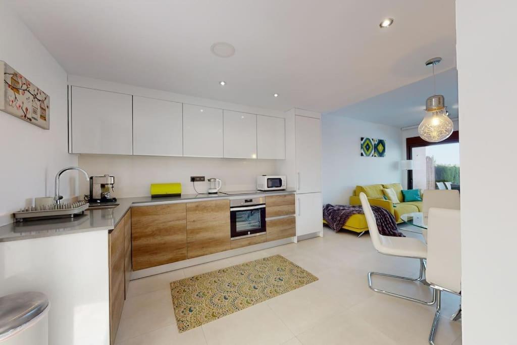 Apartman S Vlastnim Bazenem โอริอุเอลา ภายนอก รูปภาพ